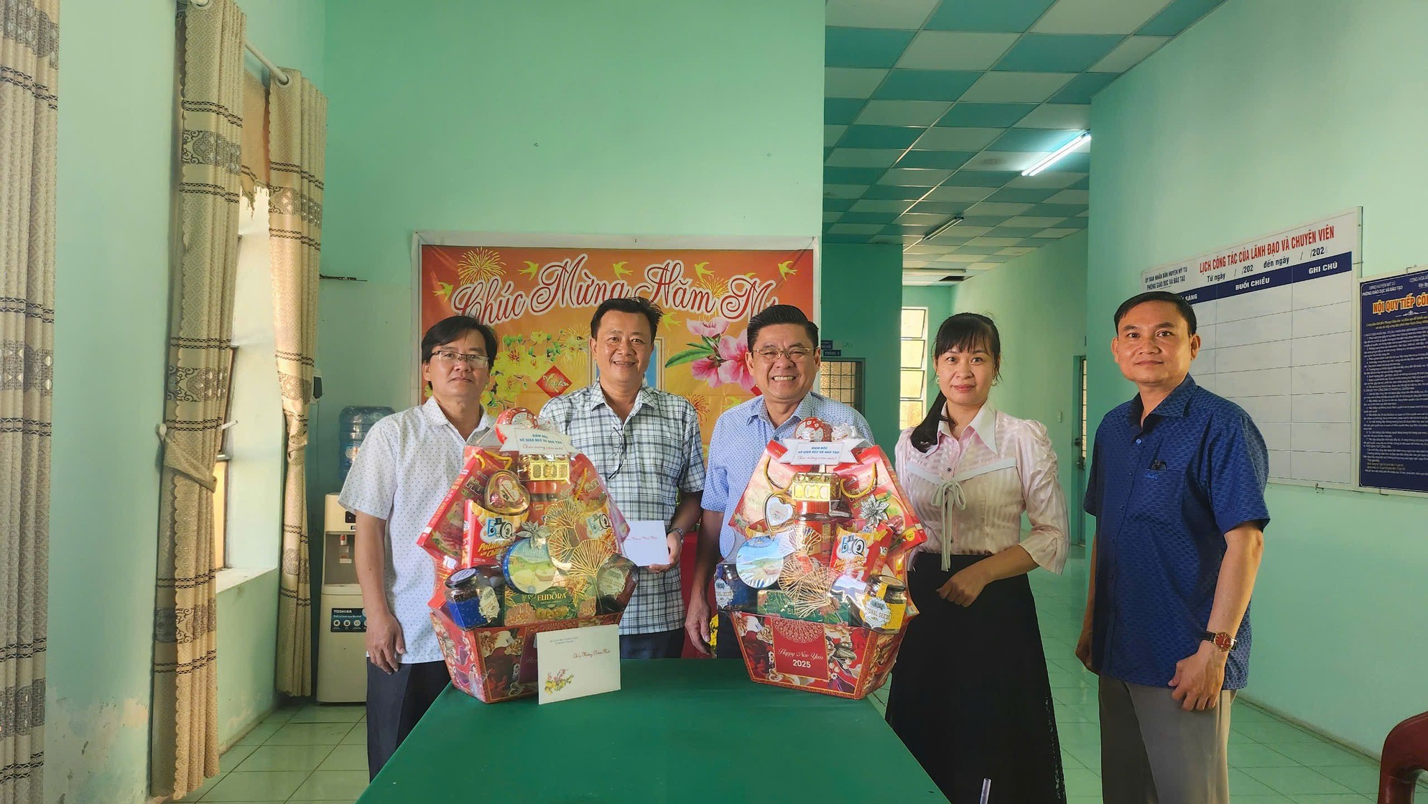 Sở Giáo dục và Đào tạo tỉnh Sóc Trăng đến chúc tết Uỷ ban nhân dân huyện và Phòng Giáo dục và Đào tạo huyện Mỹ Tú